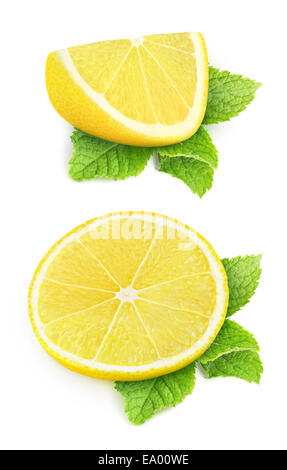 Due pezzi di limone e foglie di menta isolato su bianco Foto Stock