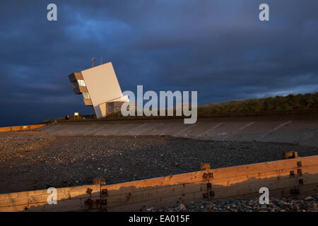 Rossall, Fleetwood, 4 novembre, 2014. Regno Unito Meteo. Rossall punto torre di osservazione si trova a sud ovest della baia di Morecambe. La baia è come infido come qualsiasi intorno alle isole britanniche avente una marea di dieci metri, mentre i banchi di sabbia esposto in acque basse sono scoperte per due miglia e mezzo, sempre in movimento lasciando banchi di sabbia che si elevano al di sopra di 2 metri in luoghi. I calanchi che intersecano le banche, riempire rapidamente come la marea ritorna, frequentemente interrompendo l'incauto. Credito: Cernan Elias/Alamy Live News Foto Stock