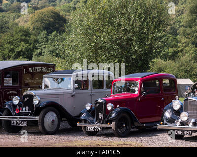 Austin sette (rosso) e Austin dieci anni quaranta vintage classica vecchia auto,nel Derbyshire,Inghilterra Foto Stock