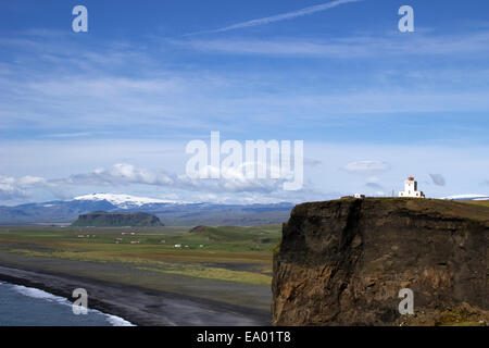 Vista dal faro Dyrholaey verso la sabbia vulcanica spiaggia e montagna in background Foto Stock