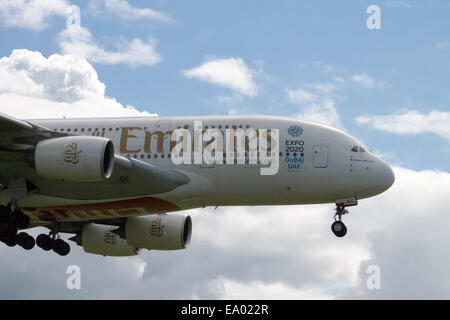 Emirates Airbus A380-800, atterrando all'Aeroporto Internazionale di Manchester. Foto Stock