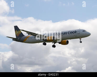 Thomas Cook Airbus A321 (G-TCDZ), atterrando all'Aeroporto Internazionale di Manchester. Foto Stock