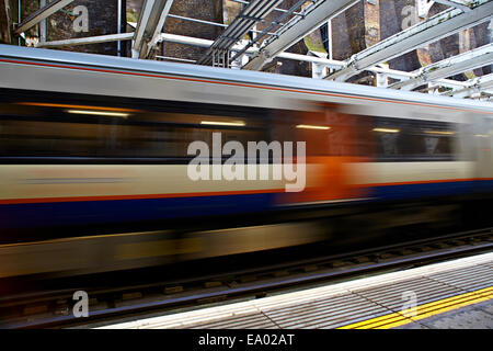 Treno Overground di Londra con sfocatura del movimento Foto Stock