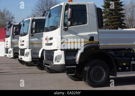 Ceca maker camion Tatra Koprivnice presenta il nuovo modello di Tatra Phoenix forniti con motori norme europee in materia di emissioni Euro 6 al poligono in Koprivnice, Repubblica Ceca il 4 novembre 2014. (CTK foto/Petr Sznapka) Foto Stock