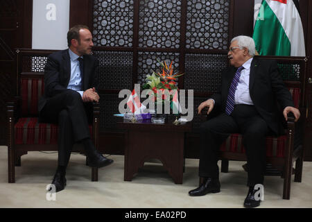 Ramallah. 4 Novembre, 2014. Il Presidente palestinese Mahmud Abbas (R) incontra il Ministro degli esteri danese Martin Lidegaard in Cisgiordania città di Ramallah il 9 novembre 4, 2014. © Fadi Arouri/Xinhua/Alamy Live News Foto Stock