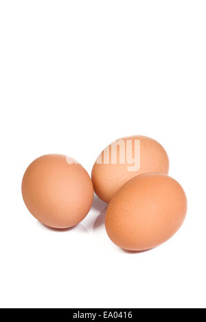 Tre uova di colore giallo con la riflessione Foto Stock