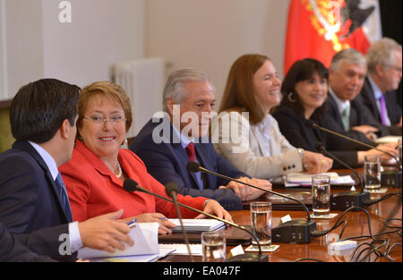 Santiago del Cile. 4 Novembre, 2014. Immagine fornita dal Cile assumerà la Presidenza mostra il Presidente cileno Michelle Bachelet (2 L) frequentando il ministero gabinetto consiglio a Santiago, capitale del Cile, su nov. 4, 2014. Bachelet ha chiesto ai ministri per aumentare gli sforzi sulle riforme educative e di mantenere uno stretto contatto con le comunità, secondo la stampa locale. Credito: Jose Manuel de la Maza/Cile presidenza/Xinhua/Alamy Live News Foto Stock