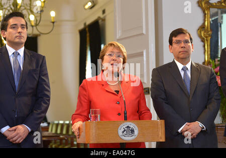 Santiago del Cile. 4 Novembre, 2014. Immagine fornita dal Cile assumerà la Presidenza mostra il Presidente cileno Michelle Bachelet (C) somministrare un discorso dopo il Ministero gabinetto consiglio a Santiago, capitale del Cile, su nov. 4, 2014. Bachelet ha chiesto ai ministri per aumentare gli sforzi sulle riforme educative e di mantenere uno stretto contatto con le comunità, secondo la stampa locale. Credito: Jose Manuel de la Maza/Cile presidenza/Xinhua/Alamy Live News Foto Stock