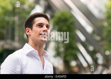 Giovane imprenditore fiducioso a Broadgate Tower, London, Regno Unito Foto Stock