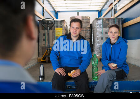 Lavoratori in fabbrica prendendo break Foto Stock