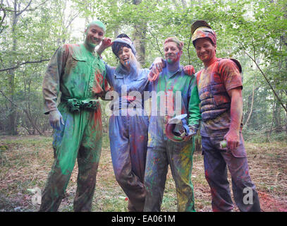 I giocatori di Paintball Paintball in usura contrassegnati da vernice Foto Stock