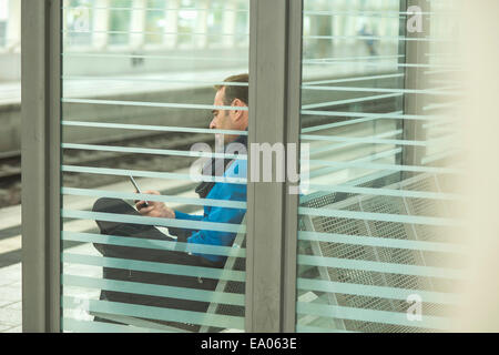 Uomo maturo tramite telefono cellulare Foto Stock