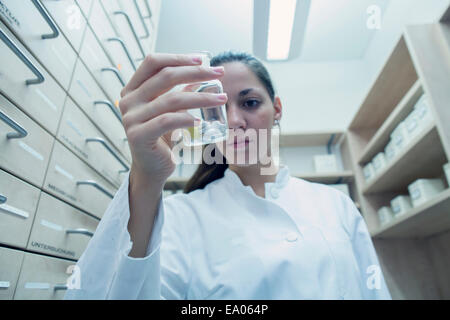 Il farmacista in farmacia medicina tenendo a portata di mano Foto Stock