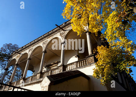 La balaustra del Palazzo della Summerhouse della Regina Anna di Praga, il Castello di Praga Giardino reale Repubblica Ceca, l'autunno di Praga Giardino del Castello ceco Foto Stock