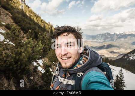 Ritratto Di Auto del giovane in montagna, Hundsarschjoch, Vils, Baviera, Germania Foto Stock