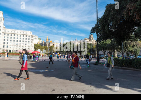 Plaça Catalunya con la sua tipica piccioni svolazzanti mentre i turisti scattare foto, a piedi o con il resto di Barcellona, in Catalogna, Spagna Foto Stock