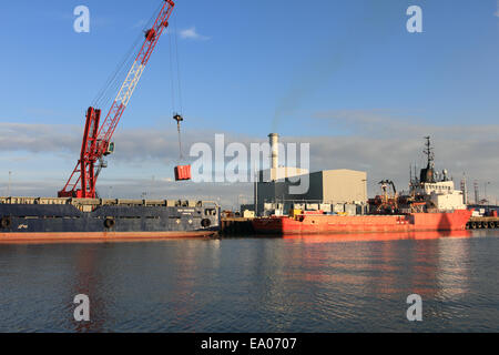 Grande porto di Yarmouth, carico merci, crain Lefting, centrale elettrica sul retro, Norfolk, Regno Unito Foto Stock