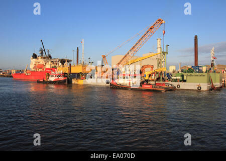 Grande porto di Yarmouth, carico merci, crain Lefting, centrale elettrica sul retro, Norfolk, Regno Unito Foto Stock