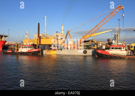 Grande porto di Yarmouth, carico merci, crain Lefting, centrale elettrica sul retro, Norfolk, Regno Unito Foto Stock