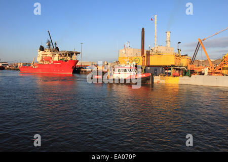 Grande porto di Yarmouth, carico merci, crain Lefting, centrale elettrica sul retro, Norfolk, Regno Unito Foto Stock