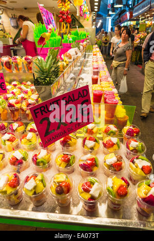 Frutta stand con un trito di frutta e frullati pronto per portare sul mercato La Boqueria a Barcellona, in Catalogna, Spagna Foto Stock