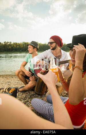 Gruppo di amici a bere birra Foto Stock