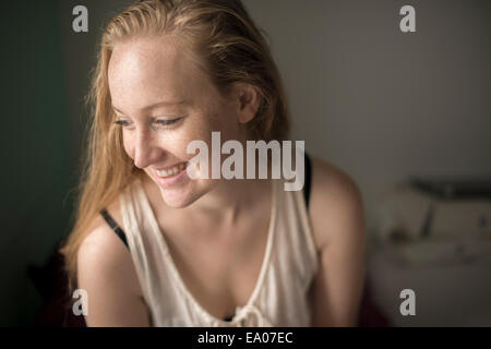Ritratto di giovane donna con lentiggini ridere Foto Stock