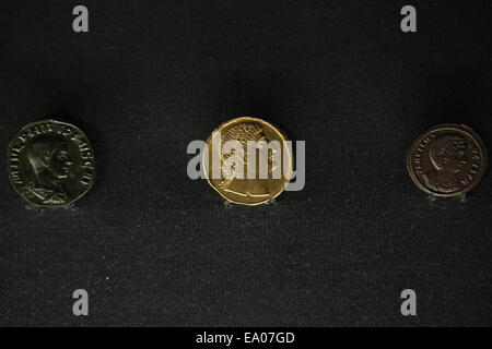Roman Gold Medallion (doppia solidus) moneta che mostra l'imperatore romano Costantino il Grande come preghiera, 327 annuncio. Kunsthistorisches Museum, Vienna, Austria. Foto Stock