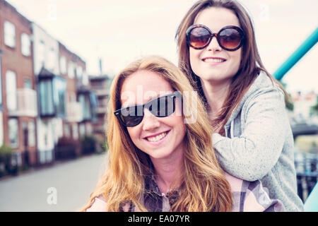 Ritratto di due giovani donne migliori amici in occhiali da sole Foto Stock