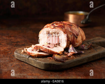 Cena di Natale. La Turchia & gammon con arrosto di maiale, apple & cranberry ripieno con cipolle rosse Foto Stock