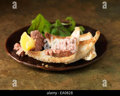 Natale snack di Parfait di fegato di pollo con calvados. Verde di foglie di insalata e pane bianco grattugiato tostato Foto Stock