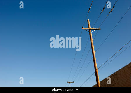 Overhead palo del telegrafo e i fili del Saskatchewan, Canada Foto Stock