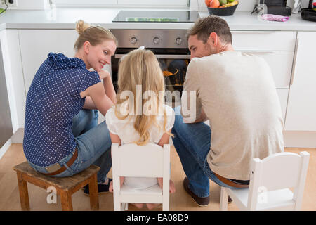 Famiglia guardare forno Foto Stock