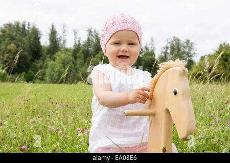 Bambina gioca su hobby horse Foto Stock