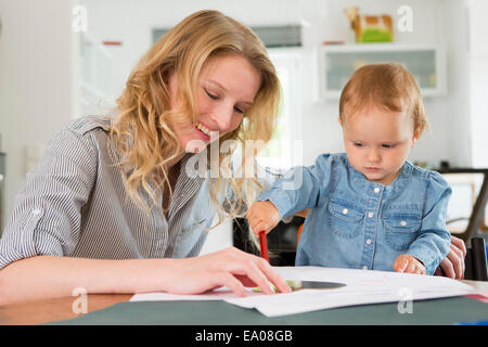 Baby girl disegno con madre Foto Stock
