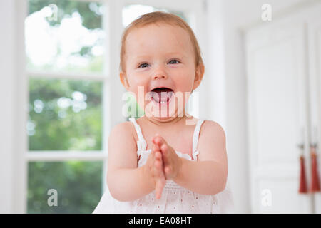 Baby girl battendo le mani, ritratto Foto Stock