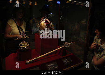 I visitatori di esaminare la corona imperiale d'Austria visualizzato nel tesoro imperiale presso il palazzo Hofburg di Vienna, Austria. L'Im Foto Stock