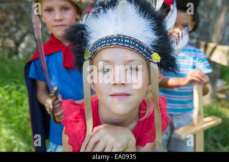 Tre bambini indossare abiti fantasiosi costumi, giocando in posizione di parcheggio Foto Stock