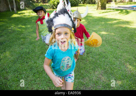 Tre bambini indossare abiti fantasiosi costumi, giocando in posizione di parcheggio Foto Stock