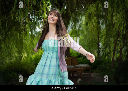 Donna in giardino Foto Stock