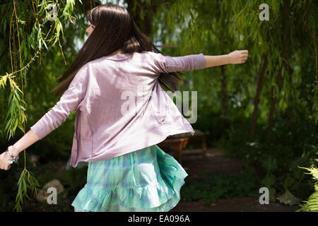 Woman Dancing in giardino Foto Stock