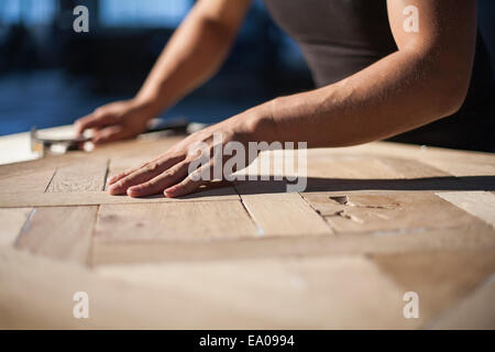 Carpenter combinare i blocchi di legno in fabbrica, Jiangsu, Cina Foto Stock