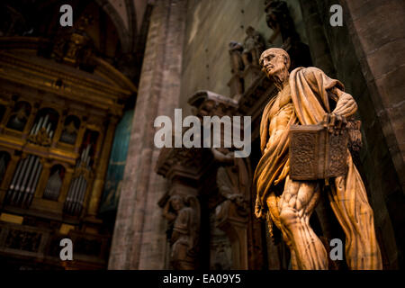 Statua all'interno del Duomo di Milano, Piazza Duomo, Milano, Lombardia, Italia Foto Stock