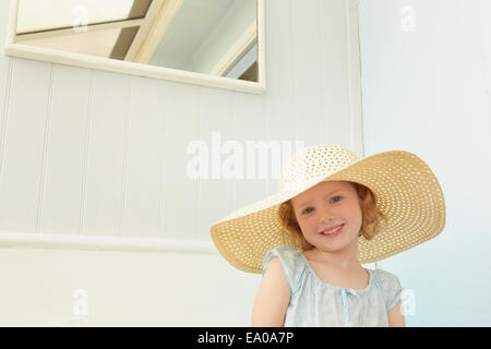 Ritratto di donna con cappello in Appartamento vacanze Foto Stock