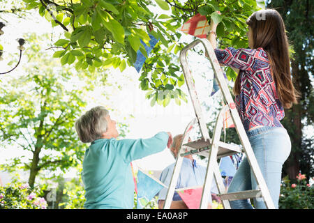 Nonni e nipote di riagganciare bunting Foto Stock