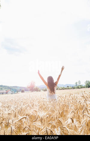 Giovane donna nel campo di grano Foto Stock