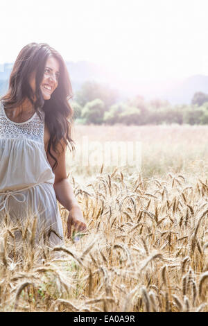 Giovane donna nel campo di grano Foto Stock