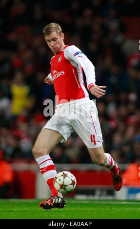 Londra, Inghilterra - NOV 04: Arsenal Per Mertesacker durante la UEFA Champions League match tra Arsenal da Inghilterra e Anderlecht dal Belgio ha suonato presso l'Emirates Stadium, il 04 novembre 2014 a Londra, Inghilterra. (Foto di Mitchell Gunn/ESPA) Foto Stock