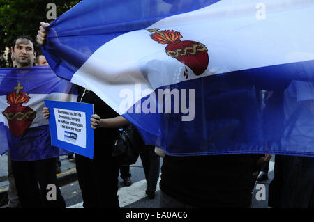 Buenos Aires, Buenos Aires, Argentina. 4 Novembre, 2014. Pro e contro l'aborto gruppi dimostrare di fronte al Congresso come la legislazione penale Comitato inizia a discutere la possibilità di una legge che permetterebbe a legale, libero e sicuro aborti in ospedali pubblici. Tra 450000 e 600000 aborti clandestini sono eseguite in Argentina ogni anno, per la maggior parte sotto condizioni non sicure, causando l'aborto per essere la prima materna causa di morte. Credito: Patricio Murphy/ZUMA filo/Alamy Live News Foto Stock