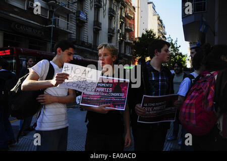 Buenos Aires, Buenos Aires, Argentina. 4 Novembre, 2014. Pro e contro l'aborto gruppi dimostrare di fronte al Congresso come la legislazione penale Comitato inizia a discutere la possibilità di una legge che permetterebbe a legale, libero e sicuro aborti in ospedali pubblici. Tra 450000 e 600000 aborti clandestini sono eseguite in Argentina ogni anno, per la maggior parte sotto condizioni non sicure, causando l'aborto per essere la prima materna causa di morte. Credito: Patricio Murphy/ZUMA filo/Alamy Live News Foto Stock